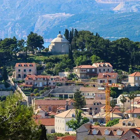 Nina アパート ツァヴタット