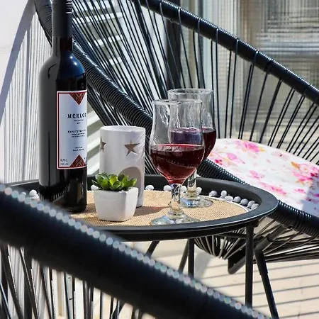 Nina アパート ツァヴタット